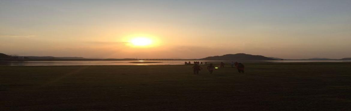 Book Online Tickets for Camping Beneath Starry Skies at Koil Sag, Hyderabad.  The Koil Sagar reservoir stretches across the Peddavagu, a minor tributary of the Krishna River. The western stretch of this picturesque reservoir is surrounded by high hills, making it a beautiful spot and is a treat for sore eyes during sunri